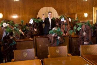 En flok børn klædt ud som små træer var ude sammen med FSC Danmark for at overrække Nicolai Wammen en ny borgmesterhammer i bæredygtigt FSC-certificeret træ.