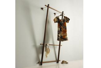 Vinderproduktet ”Extrude” var designet af Jonas Pedersen fra Århus Arkitektskole. Designet er en fleksibel og let garderobe-løsning, der kan justeres og formes efter brugerens behov, samtidigt med at bærerdygtighed er tænkt med i detaljerne på møblet.