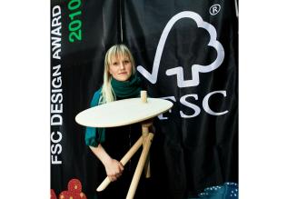 Mette Schelde fra Århus Arkitektskole vandt med designet "SideTable" - et meget enkelt lille sidebord.