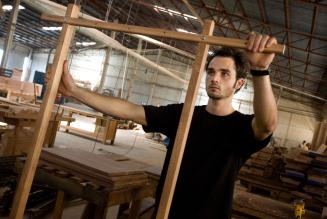 Jonas Pedersen med hans vinderdesign "Extrude"