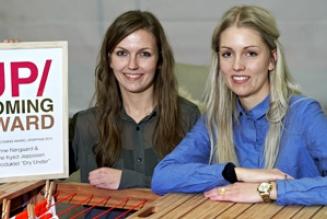 Vinderne af FSC Design Award 2012, Anne Nørbjerg og Sanne Kyed fra Arkitektskolen i Aarhus.
