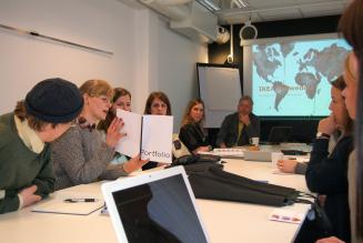 De studerende viser deres bæredygtige design til Marcus Engmann