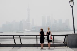 Rejsens første dag: Anne og Sanne med udsigt til Shanghais moderne kvarter