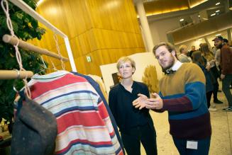 Vinderen af FSC Design Award viser sit design for Miljøminister Ida Auken