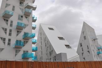 Terrasser, altaner og beklædning på det prisvindende boligbyggeri Isbjerget ved Aarhus Havn er lavet i FSC-certificeret træ af den mindre kendte sort Guariuba fra Amazonas.