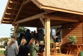 Signe Wenneberg får overdraget ”Brombærhuset”