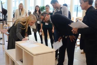 Dommerne kigger på designs