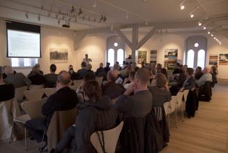 Velbesøgt gå-hjem-møde om tømmerloven og offentligt indkøb