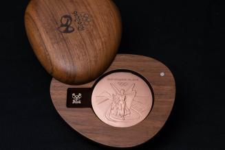 OL-medalje i æske af FSC-træ