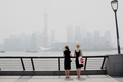 Rejsens første dag: Anne og Sanne med udsigt til Shanghais moderne kvarter