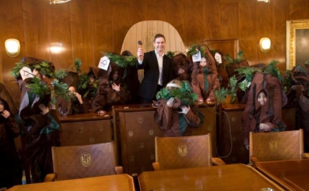 En flok børn klædt ud som små træer var ude sammen med FSC Danmark for at overrække Nicolai Wammen en ny borgmesterhammer i bæredygtigt FSC-certificeret træ.