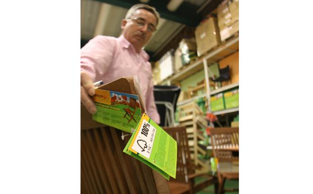 Når du køber et FSC-mærket produkt, støtter du mennesker, dyr og planter over hele kloden. Når du køber et FSC-mærket produkt, støtter du mennesker, dyr og planter over hele kloden.