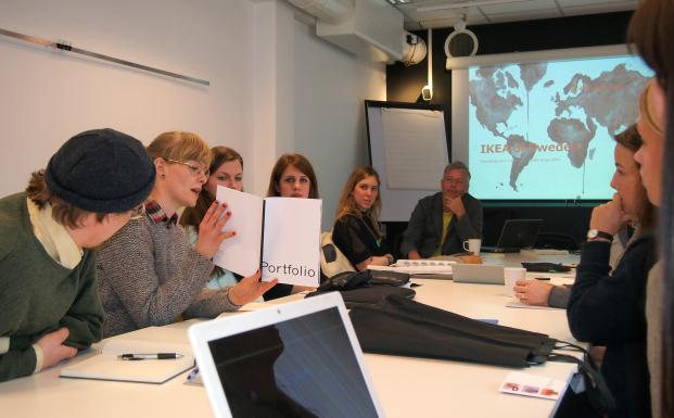 De studerende viser deres bæredygtige design til Marcus Engmann De studerende viser deres bæredygtige design til Marcus Engmann