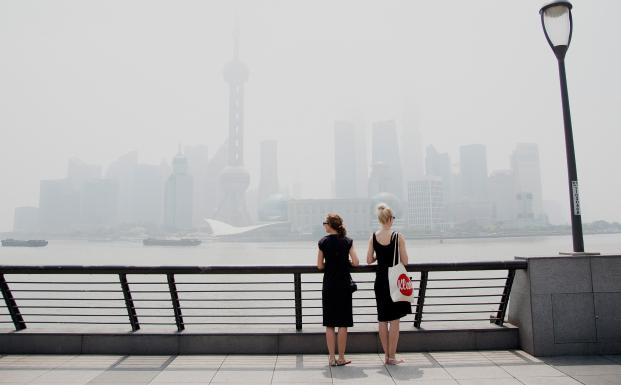 Rejsens første dag: Anne og Sanne med udsigt til Shanghais moderne kvarter Rejsens første dag: Anne og Sanne med udsigt til Shanghais moderne kvarter