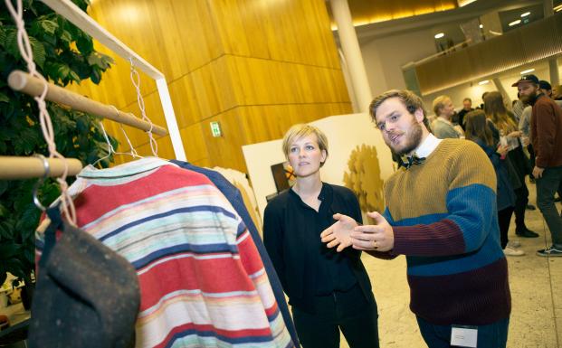 Vinderen af FSC Design Award viser sit design for Miljøminister Ida Auken Vinderen af FSC Design Award viser sit design for Miljøminister Ida Auken