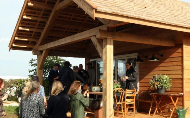 Signe Wenneberg får overdraget ”Brombærhuset”