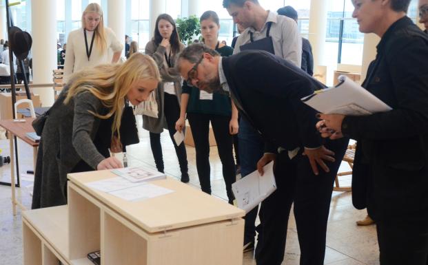 Dommerne kigger på designs